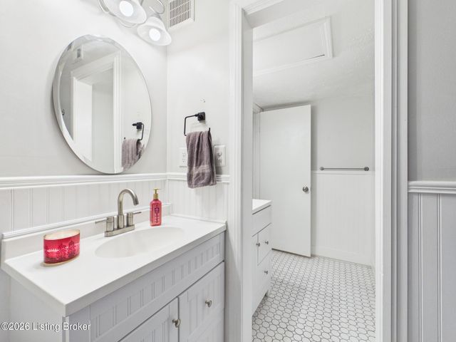 8127 Lake Ave APT A8, Louisville, KY 40222