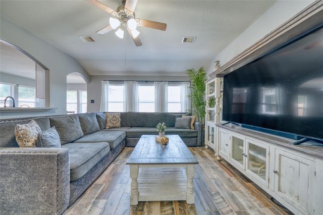 1211 Quarterhorse Drive, Alvin, TX 77511