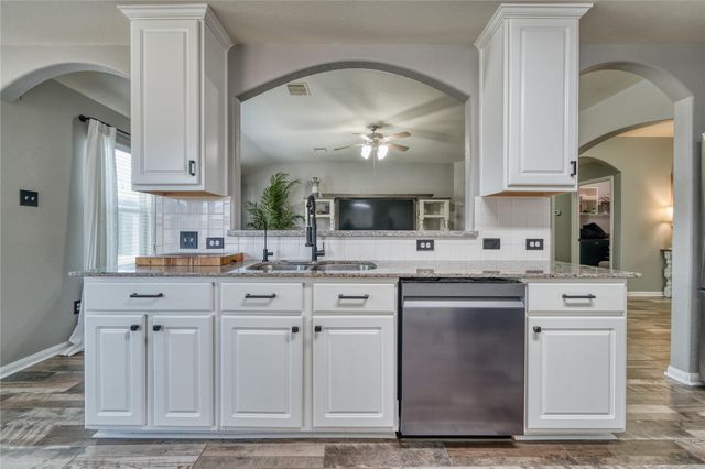 1211 Quarterhorse Drive, Alvin, TX 77511