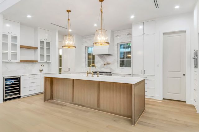 9034 Forest Hills Boulevard, Dallas, TX 75218