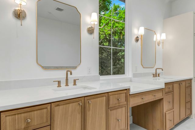 9034 Forest Hills Boulevard, Dallas, TX 75218