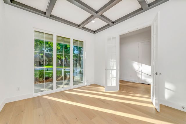 9034 Forest Hills Boulevard, Dallas, TX 75218