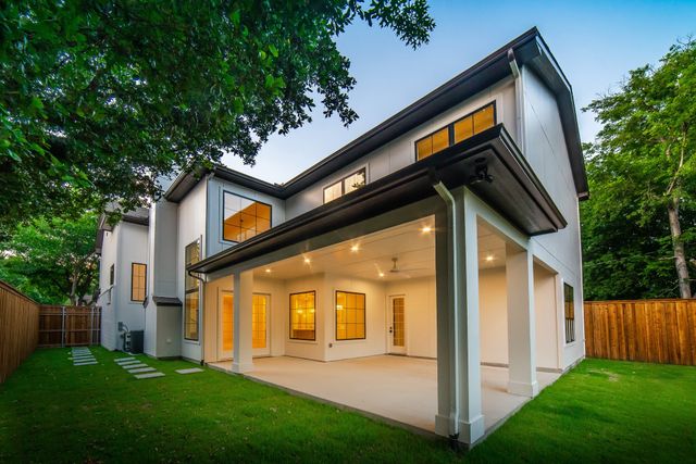 9034 Forest Hills Boulevard, Dallas, TX 75218