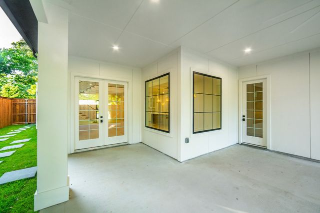 9034 Forest Hills Boulevard, Dallas, TX 75218