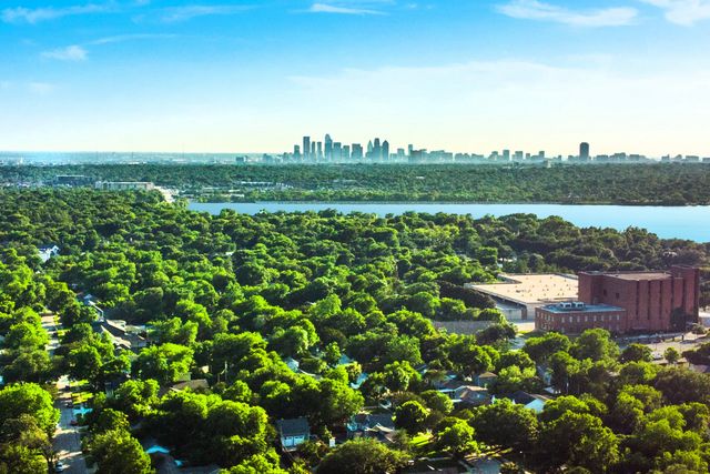 9034 Forest Hills Boulevard, Dallas, TX 75218