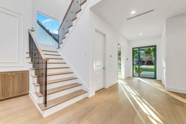 9034 Forest Hills Boulevard, Dallas, TX 75218