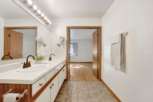 2426 Raleigh Court 7, Schaumburg, IL 60193