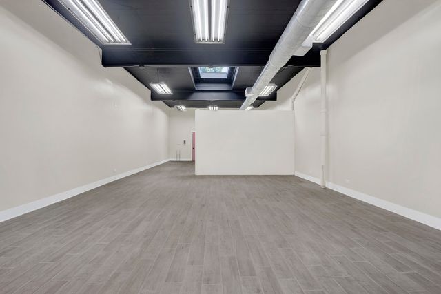 7055 N Clark Street, Chicago, IL 60626