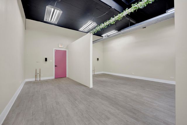 7055 N Clark Street, Chicago, IL 60626