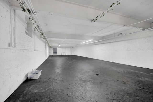 7055 N Clark Street, Chicago, IL 60626