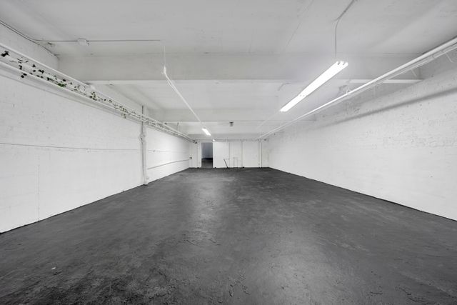 7055 N Clark Street, Chicago, IL 60626