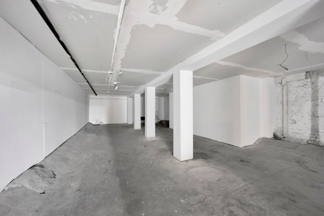 7055 N Clark Street, Chicago, IL 60626