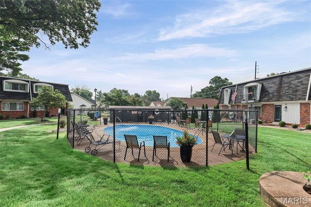 5001 Little Creek Lane C, Godfrey, IL 62035
