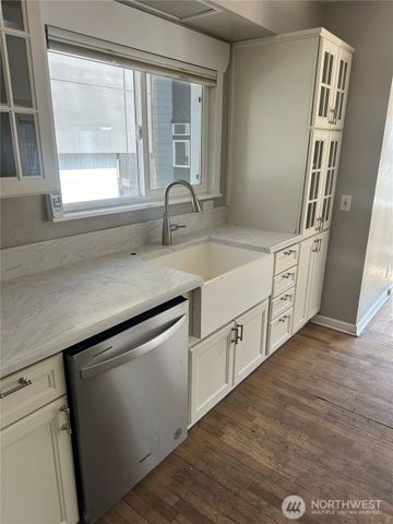 215 W Kinnear Place, Seattle, WA 98119