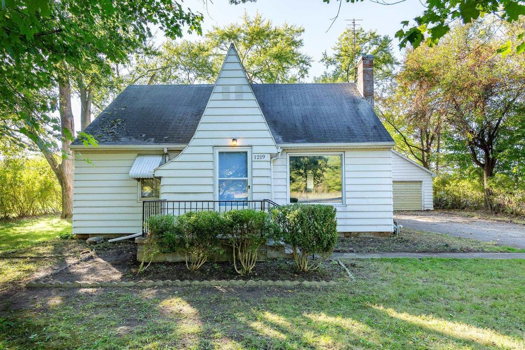 1219 W Westwood Drive, Goshen, IN 46526