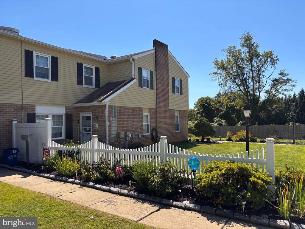 22 HOLLYBROOKE DR, LANGHORNE, PA 19047 — exterior