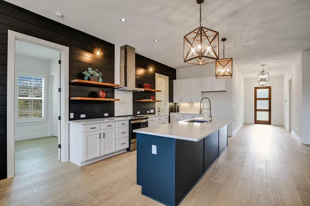 935 Wesley Ridge DR, Spicewood, TX 78669