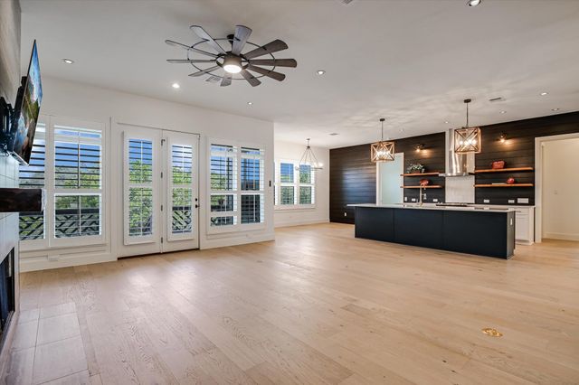 935 Wesley Ridge DR, Spicewood, TX 78669