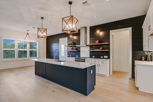 935 Wesley Ridge DR, Spicewood, TX 78669