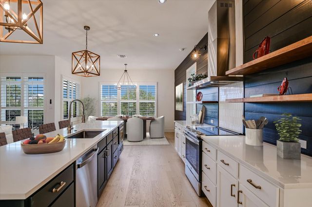 935 Wesley Ridge DR, Spicewood, TX 78669