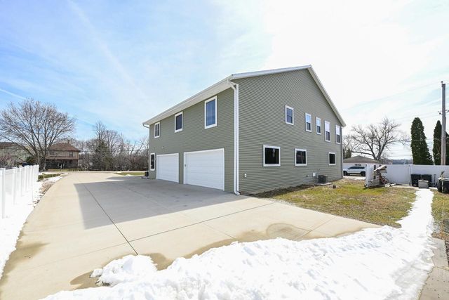 7134 N Tichigan ROAD, Waterford, WI 53185