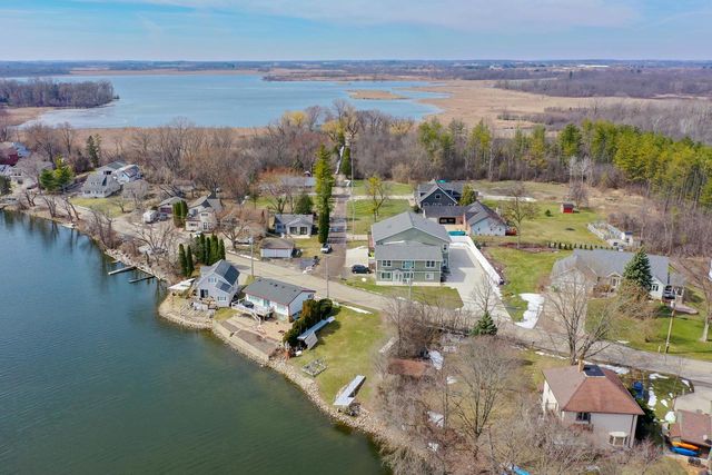 7134 N Tichigan ROAD, Waterford, WI 53185