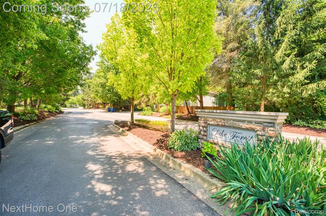 6496 Lake Meadow Drive, Waterford Charter Township, MI 48327