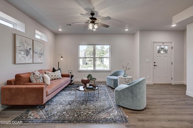 1110 E 42nd Street, Joplin, MO 64804