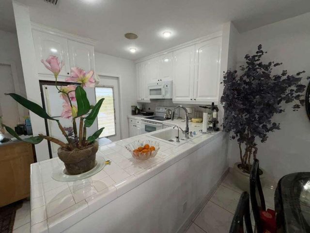 4706 NW 36th Street 605, Lauderdale Lakes, FL 33319