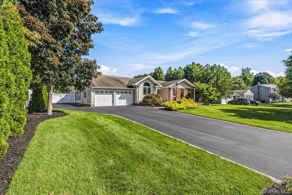 31 Dehan Street, Smithtown, NY 11787 — photo 4