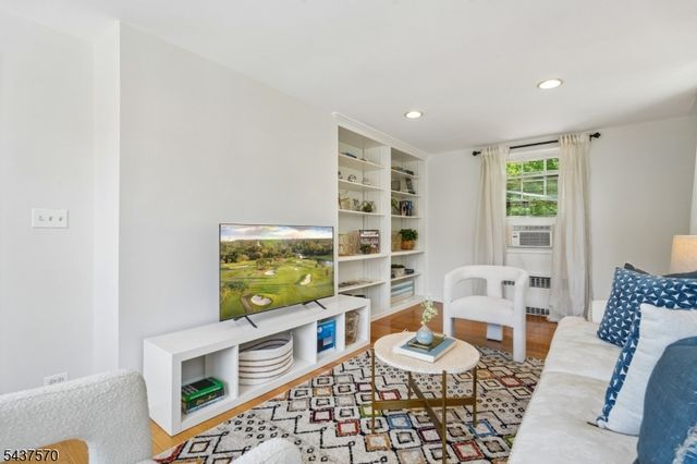 280 Western Drive N., South Orange Village Twp., NJ 07079