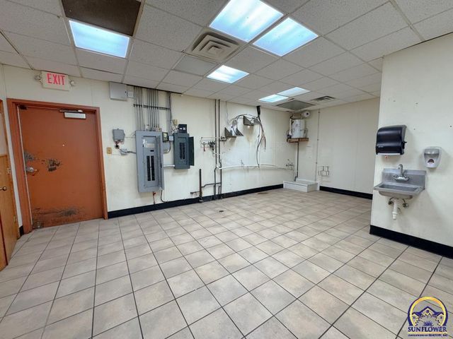 5916 SW Topeka BLVD, Topeka, KS 66619