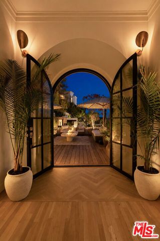 8855 Hollywood Boulevard, Los Angeles, CA 90069