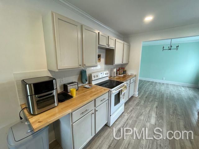 623 E E Street, Iron Mountain, MI 49801