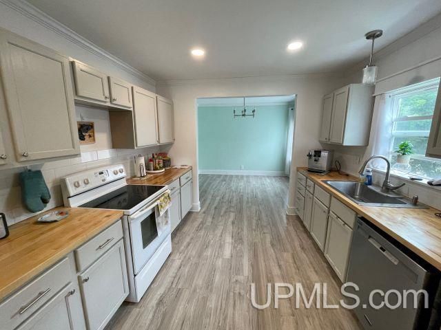 623 E E Street, Iron Mountain, MI 49801