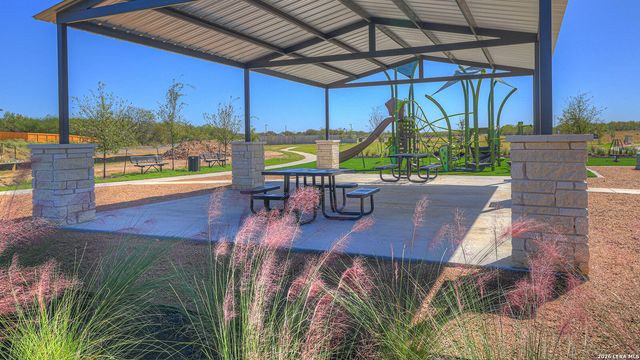 304 WINDFLOWER COVE, Luling, TX 78648