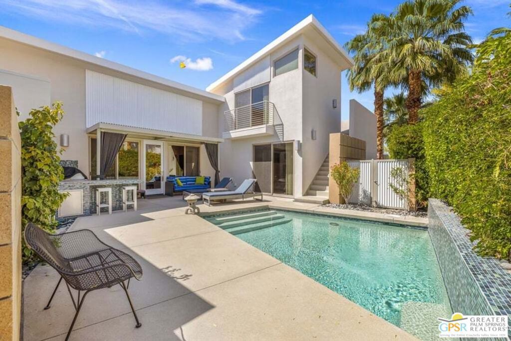 Image 1 of property listing at 914 Oceo Circle, Palm Springs, CA 92264