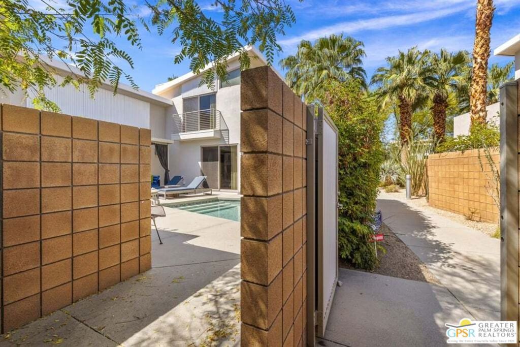 Image 10 of property listing at 914 Oceo Circle, Palm Springs, CA 92264