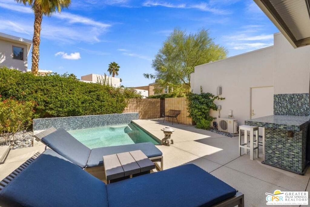 Image 12 of property listing at 914 Oceo Circle, Palm Springs, CA 92264