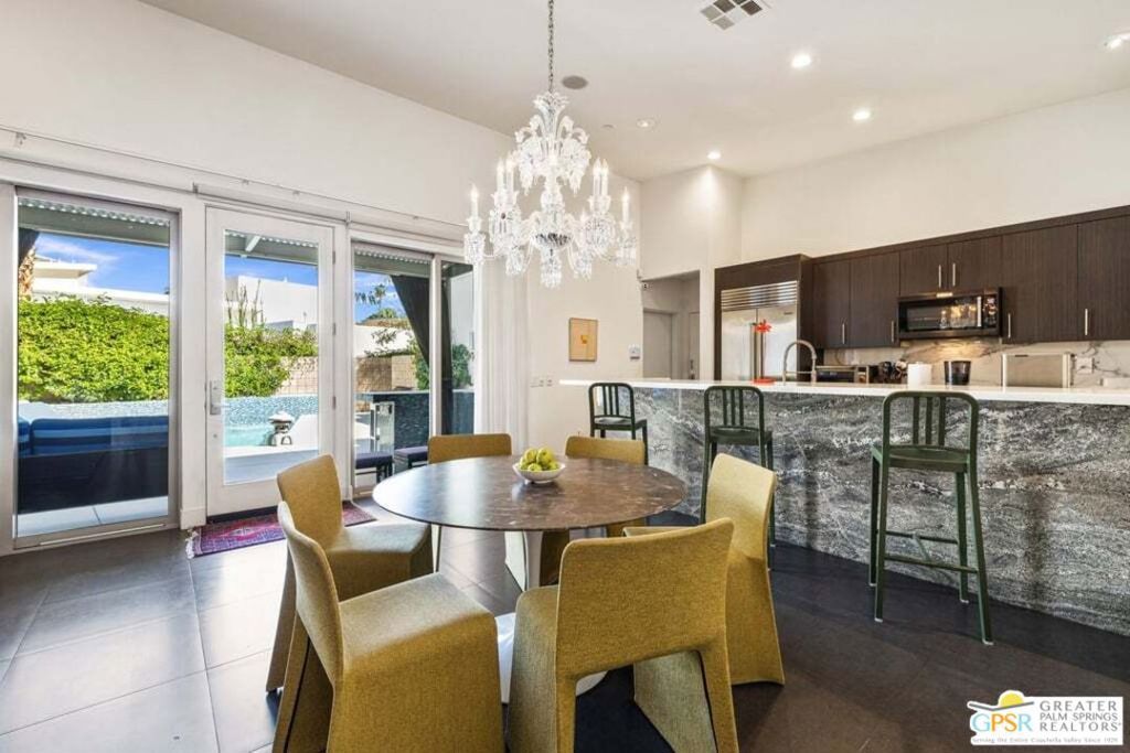 Image 13 of property listing at 914 Oceo Circle, Palm Springs, CA 92264