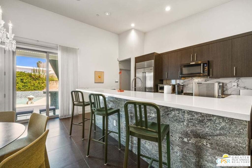 Image 14 of property listing at 914 Oceo Circle, Palm Springs, CA 92264