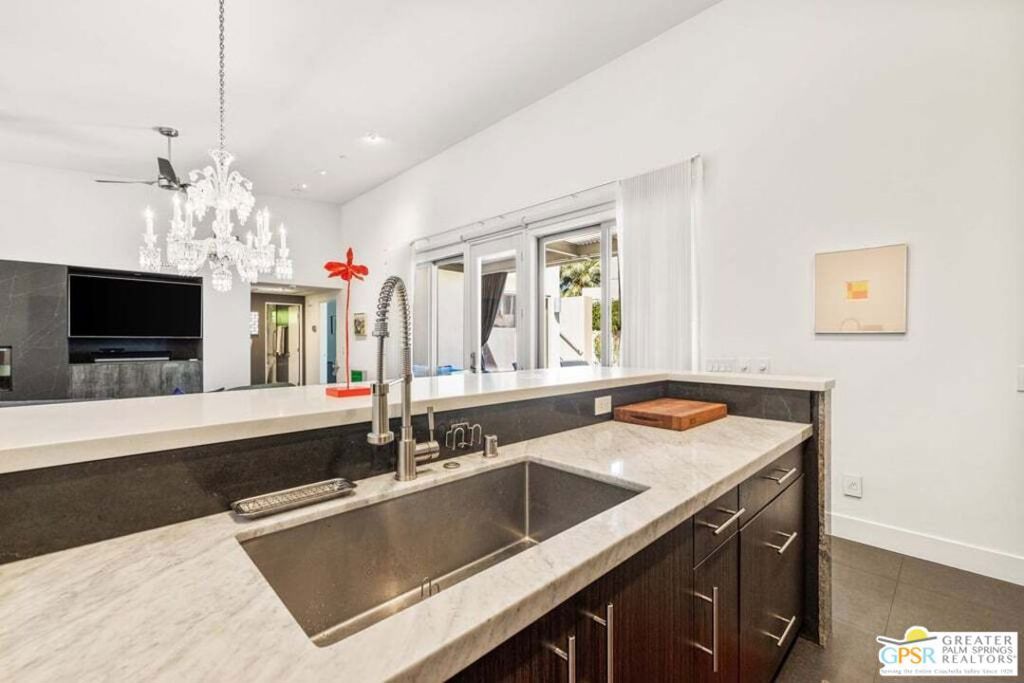 Image 17 of property listing at 914 Oceo Circle, Palm Springs, CA 92264