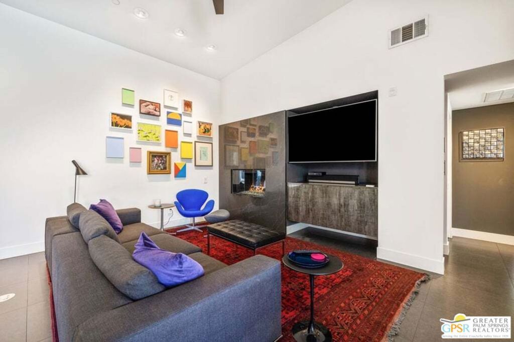 Image 18 of property listing at 914 Oceo Circle, Palm Springs, CA 92264