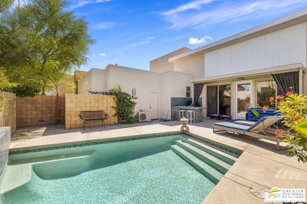 Image 2 of property listing at 914 Oceo Circle, Palm Springs, CA 92264