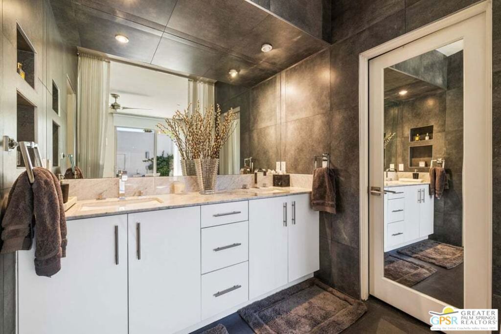 Image 24 of property listing at 914 Oceo Circle, Palm Springs, CA 92264