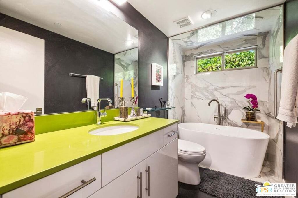 Image 29 of property listing at 914 Oceo Circle, Palm Springs, CA 92264