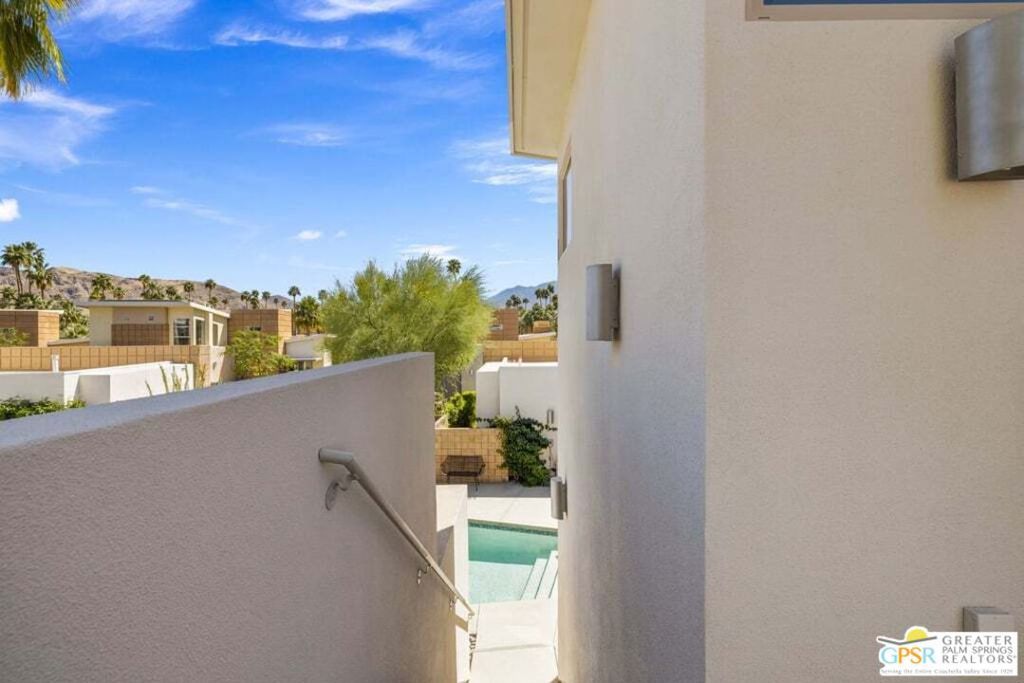 Image 33 of property listing at 914 Oceo Circle, Palm Springs, CA 92264