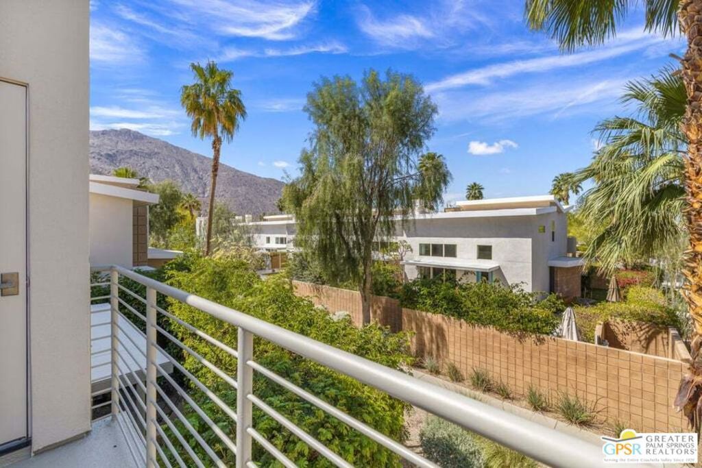Image 34 of property listing at 914 Oceo Circle, Palm Springs, CA 92264