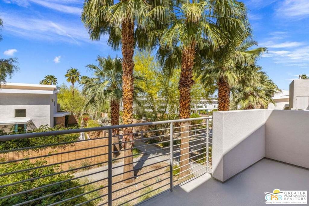 Image 35 of property listing at 914 Oceo Circle, Palm Springs, CA 92264