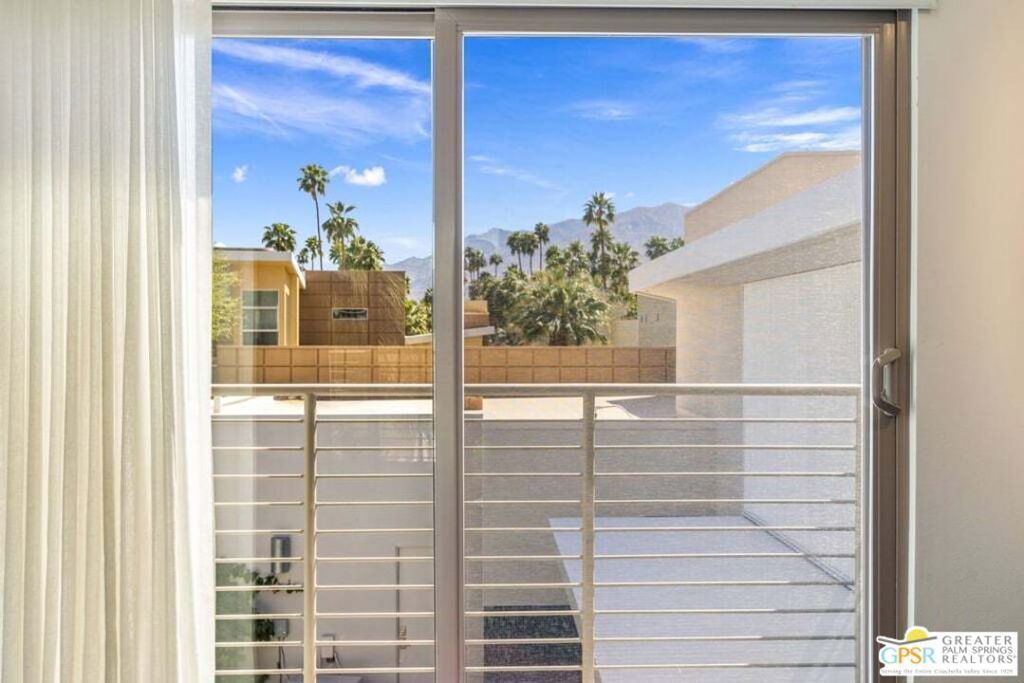 Image 37 of property listing at 914 Oceo Circle, Palm Springs, CA 92264